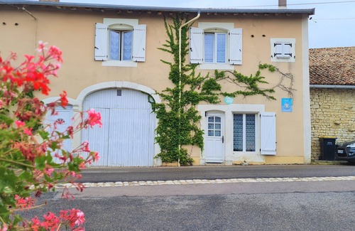 Meligny-le-Grand Cottage | Spacious and comfortable house with terrace and garden, perfect for family or business