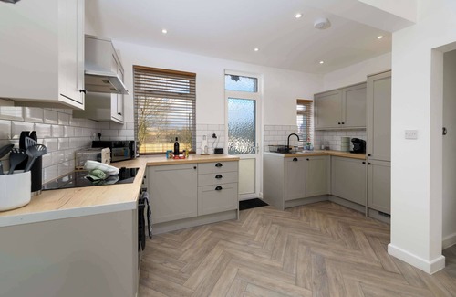 Neath House | Spacious and Comfortable 3 Bedroom Welsh Retreat