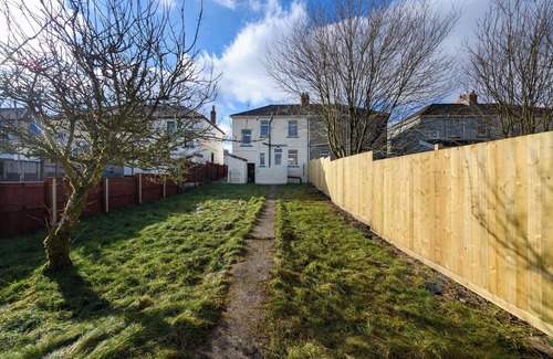 Neath House | Spacious and Comfortable 3 Bedroom Welsh Retreat