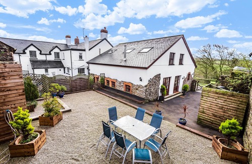 Hartland House | Spacious and Characterful 2 bedroom Detached Barn Conversion close to coast.