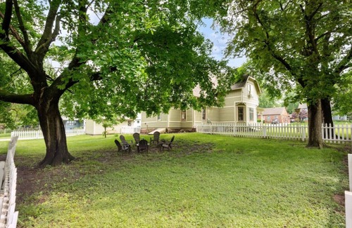 Pella House | Spacious and charming 4br home in downtown Pella