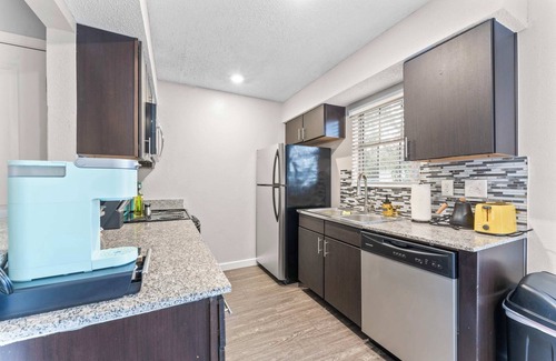 Windsor Park Apartment | Spacious and Chic King Bed 2BR Suite, 5 Min to DT