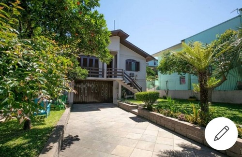 Santa Rita House | Spacious and cozy top floor house in a great location.