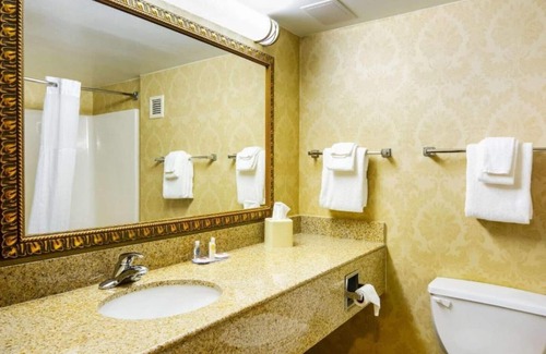 Woodstock House | Spacious and comfortable lodging near Luray Caverns in Woodstock