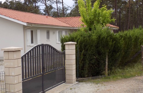 Mimizan Villa | Spacious and comfortable 8-person villa with swimming pool, quiet