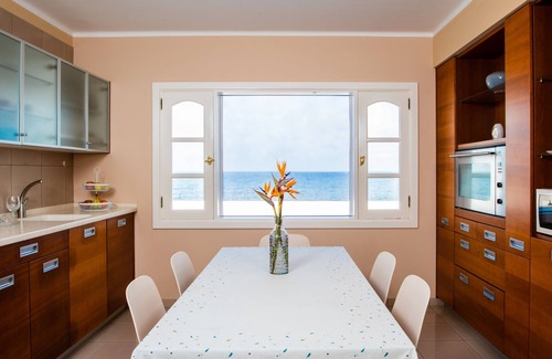 Arrieta Villa | Spacious and comfortable home by the sea in Arrieta