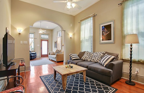 West Riverside House | Spacious and Comfy, Walk to Whole Foods, bars and shops, sleeps 12
