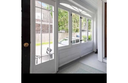 Off Broadway House | Spacious and comfy, walk to Broadway or downtown, 2 min to beach, parking