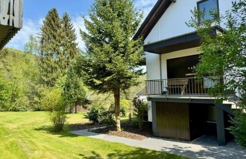 Elkeringhausen Apartment | Spacious and cozy apartment in Winterberg-Elkeringhuizen, balcony and large garden