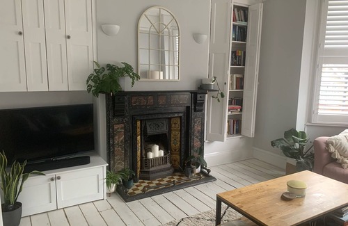 Knight's Hill Apartment | Spacious and homely flat perfect for a couple