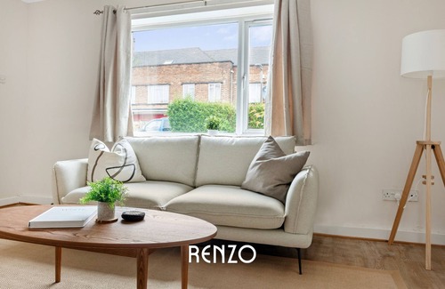 Bramcote House | Spacious and Inviting Home | Free Driveway Parking