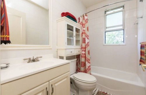 Port Morris Apartment | Spacious and Luminous Guest Suite Apartment & Office on Floor 2 of a Townhouse