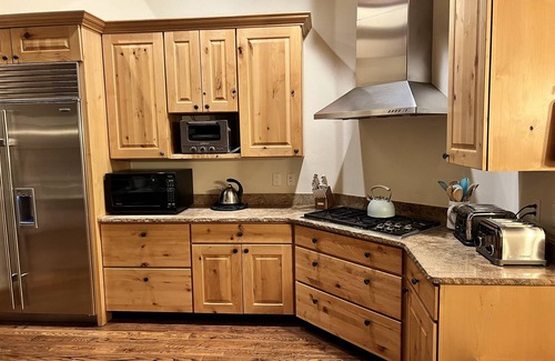 Eagle-Vail Cabin | Spacious and Luxurious Lodge with Mountain Views close to Beaver Creek and Vail.