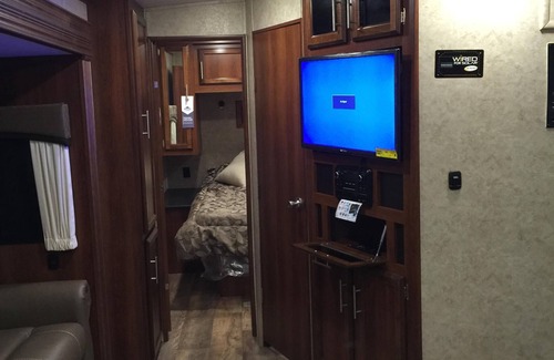 Hollister House | Spacious and Luxurious 37 ft Rv Trailer