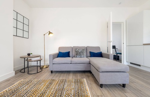 Queen's Park Apartment | Spacious and Modern 2 Double Bedroom Private Apartment