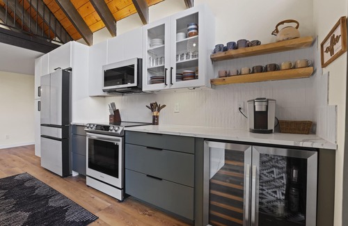 Strawberry Ski Chalet | Spacious and Modern Pet-Friendly Chalet in the Pines—perfect for large groups!