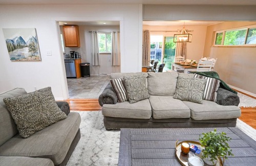 Littleton House | Spacious and Quiet Home in Centennial - 2 minutes from shopping and restaurants!