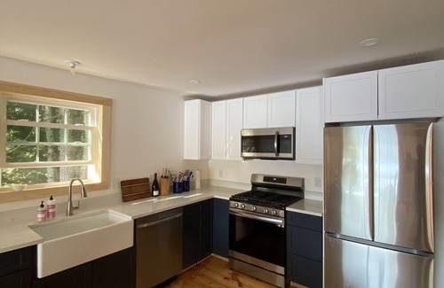 Raymond Cottage | Spacious and Relaxing New England Lakeside Getaway
