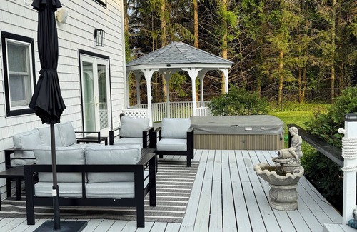 Cutchogue House | Spacious and Renovated Summer Home with w/Pool & Hot tub