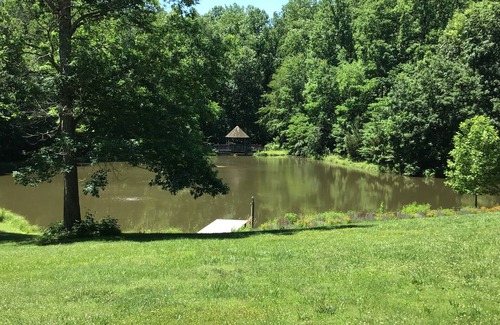 Marshall Apartment | Spacious and Secluded Studio Apartment on Pond Near Village of Orlean