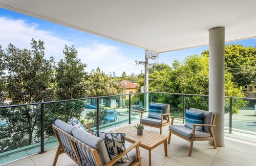 Bulimba Apartment | Spacious and Superb 3-Bed Apartment