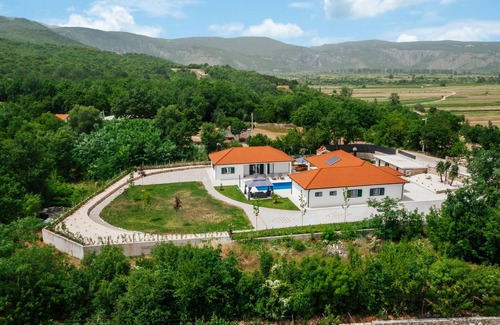 Prolozac House | Spacious and wheelchair-accessible vacation home with many amenities.