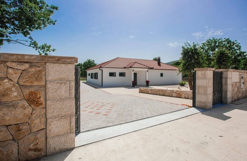 Prolozac House | Spacious and wheelchair-accessible vacation home with many amenities.