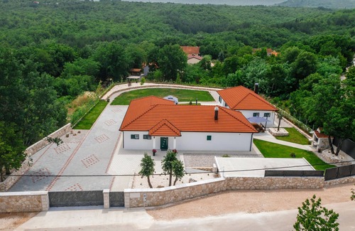 Prolozac House | Spacious and wheelchair-accessible vacation home with many amenities.