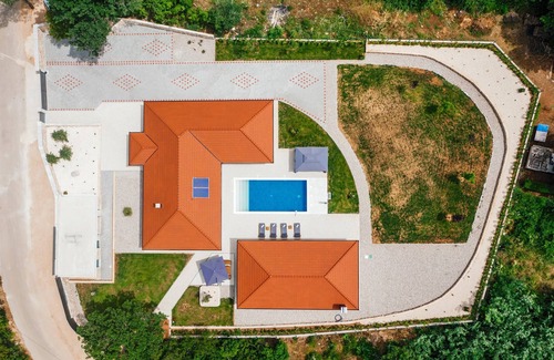 Prolozac House | Spacious and wheelchair-accessible vacation home with many amenities.