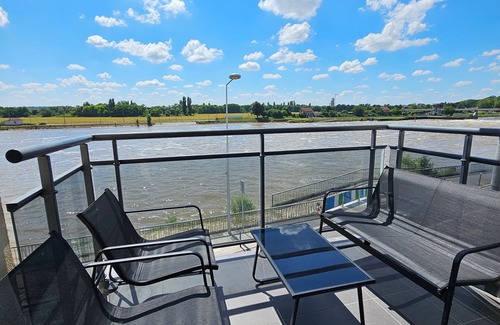 Ablon-sur-Seine Apartment | Spacious apartment. Overlooking the Seine, close to transport links.