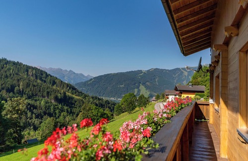 Zell am See Apartment | Spacious apartment with beautiful mountain views