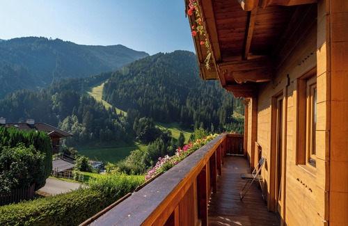 Zell am See Apartment | Spacious apartment with beautiful mountain views