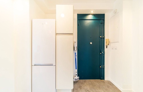 Bron Apartment | Spacious Apartment for 8 with Balcony in Bron