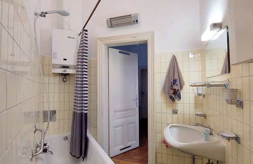 Wahring Apartment | Spacious Apartment in Central Vienna, With Original Features and Character