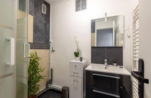 Chatillon Apartment | Spacious apartment just outside Paris
