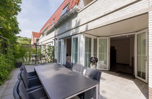 Dishoek Apartment | Spacious Apartment in Koudekerke with Terrace