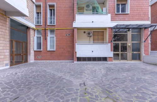 San Donato Apartment | Spacious apartment perfect for 3 people, located in the San Donato district and equipped with all comforts including an equipped balcony. Strategic location just a few minutes from the Fiera, the Tecnopolo, the Unipol and the ring road. Perfect for those