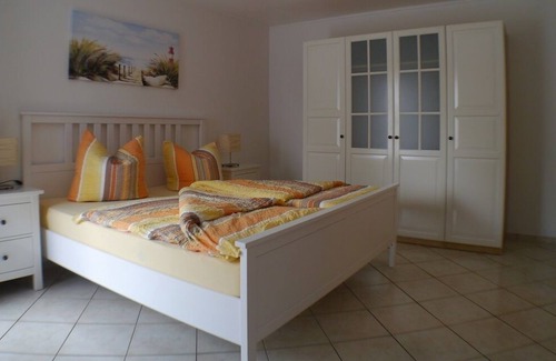 Horumersiel Apartment | spacious apartment, quiet central location, 5 minutes walk to beach