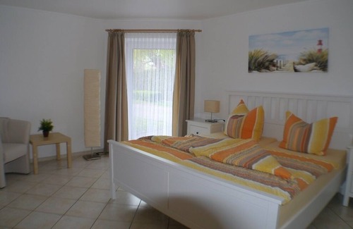 Horumersiel Apartment | spacious apartment, quiet central location, 5 minutes walk to beach