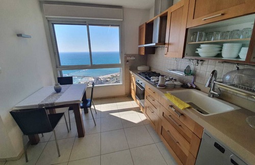 Bat Yam Apartment | Spacious apartment, view the sea from every window