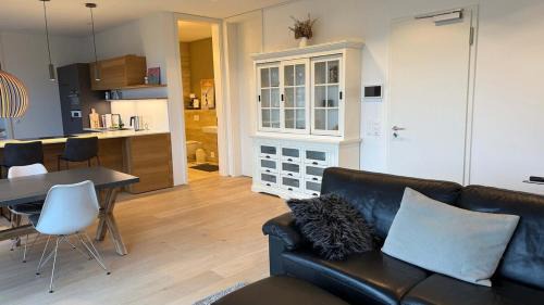 Horgen District Apartment | Spacious apartment with lake view and garden