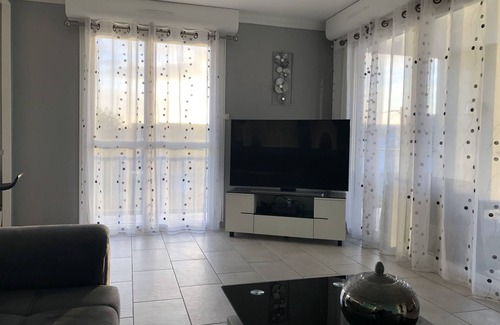 Paroisse Saints-Pierre-et-Paul-Apotres Condo | Spacious apartment with large terrace. Close to tram line.