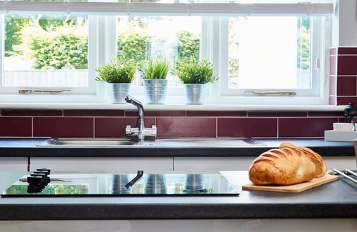 Castle Donington Apartment | Spacious Apt: Fast Wifi, Near Airport, Gym Access
