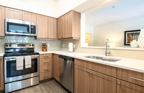Waltham Apartment | Spacious Apt with Pool