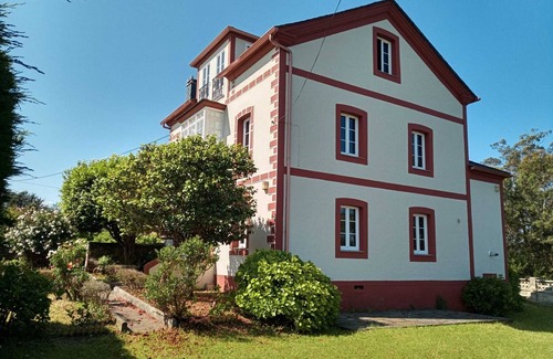 Loza Villa | Spacious Asturian style villa with sea views and local beach.