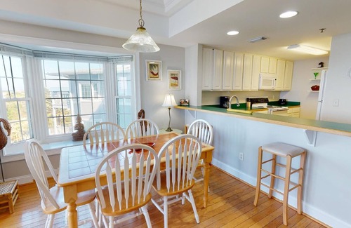 Tybee Island Condo | Spacious, bayfront villa w. community pool + fantastic views!