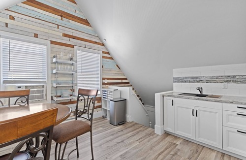 Bay View Apartment | Spacious Bayview Penthouse w/King bed