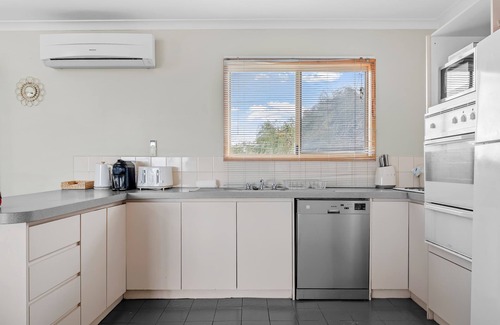 Binningup House | Spacious Beach Retreat 4BR, 2BA Coastal Escape in Binningup