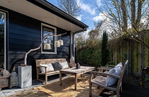 Ouddorp House | Spacious beach style holiday home with large garden and sauna.