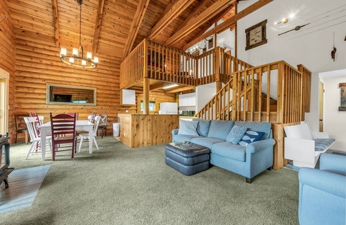 Scofield Cabin | Spacious Beautiful Log Cabin Accessible Year Round